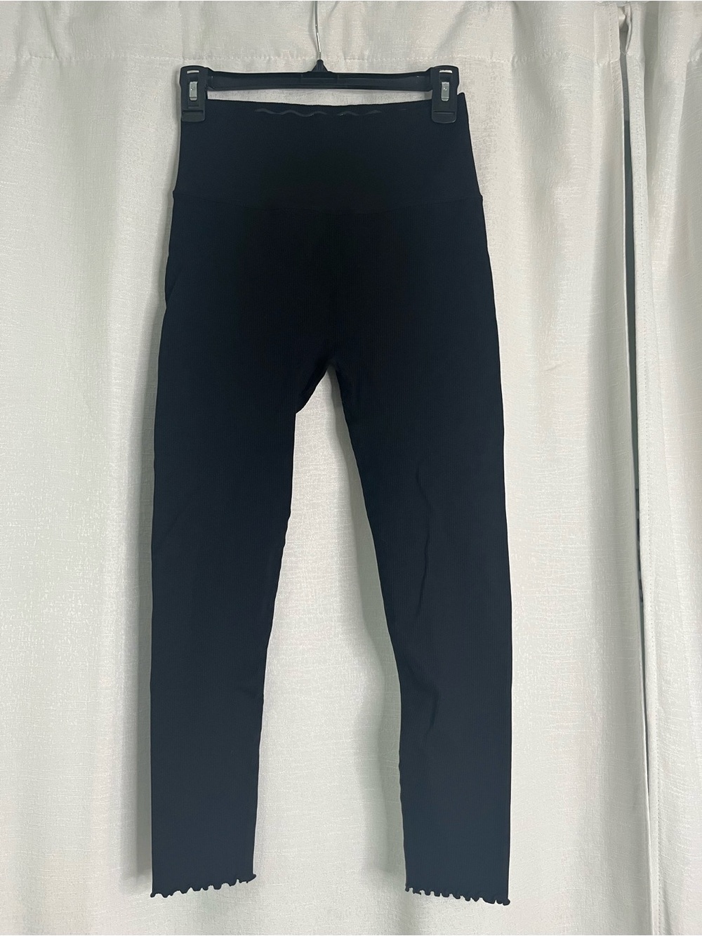 Spiritual Gangster Women’s Black High-Waist Leggings with Scalloped Hem